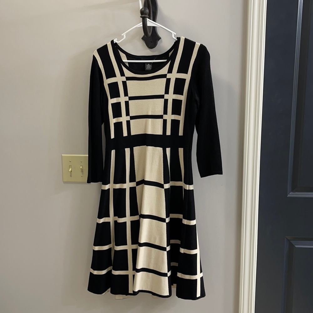 Liz Claiborne Sweater Dress, Size 8, Black and Cream colored
